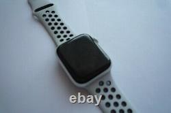 Apple Watch Series 4 Nike+ 44 mm Silver Aluminum Case with Pure Platinum/Black