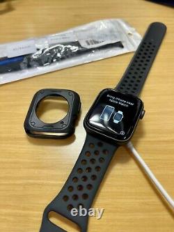 Apple Watch Series 4 Nike 44mm Silver Aluminum Case with Pure Platinum/Black