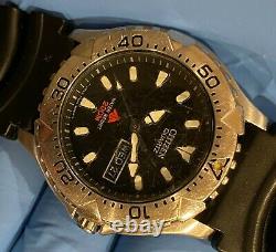 Vintage 1996 Citizen Quartz 5502-F51855 Diver Watch model AJ0640-05E not working