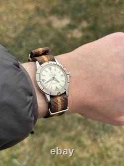 Vintage Zodiac Sea Wolf 35mm Watch FOR PARTS / REPAIR RUNS BUT NOT TESTED